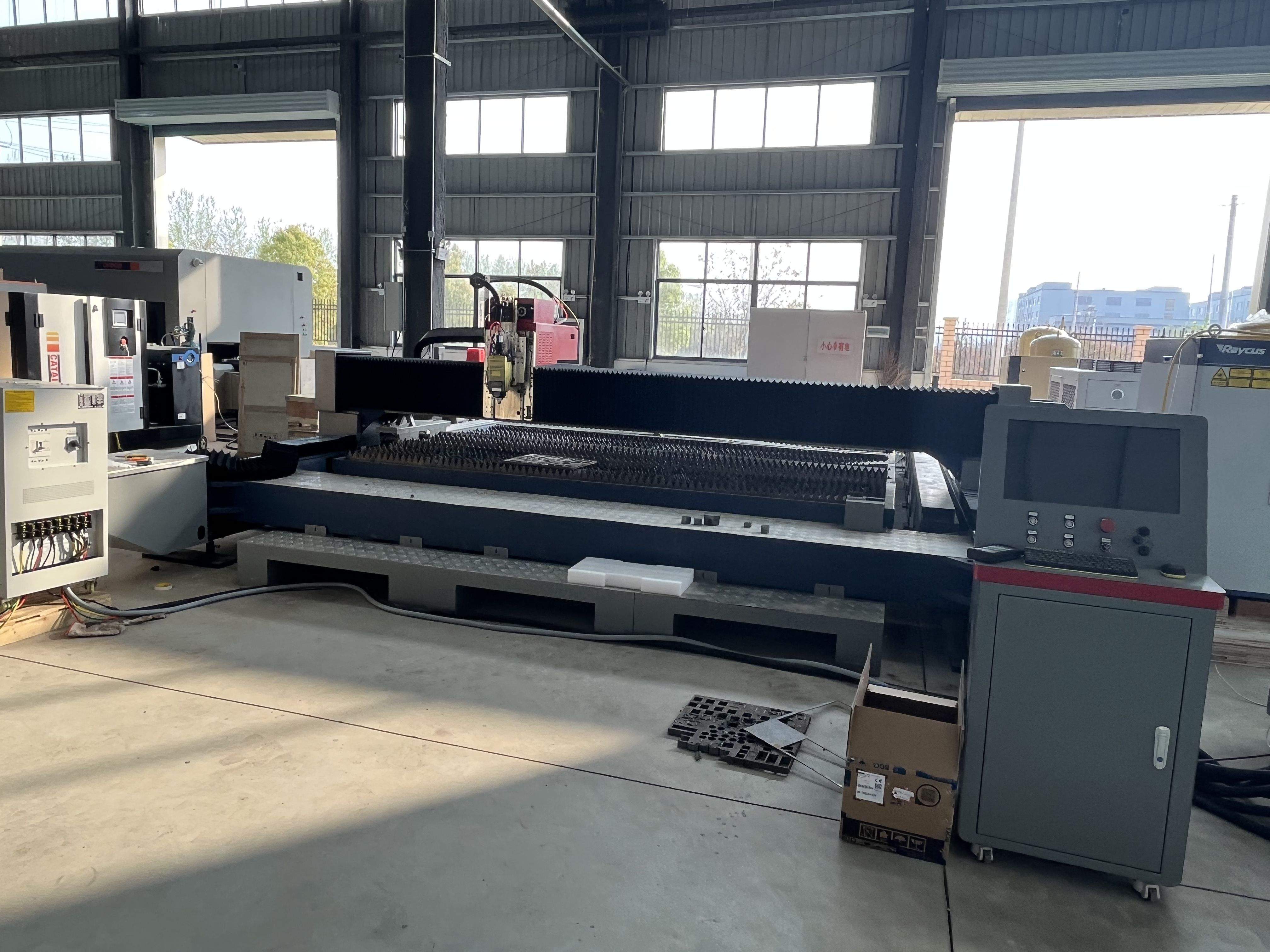 Industrial Laser Systems - 産業製造プロセスのための自動供給システムと CNC 制御が付いている 3015 ファイバー レーザー金属切断装置