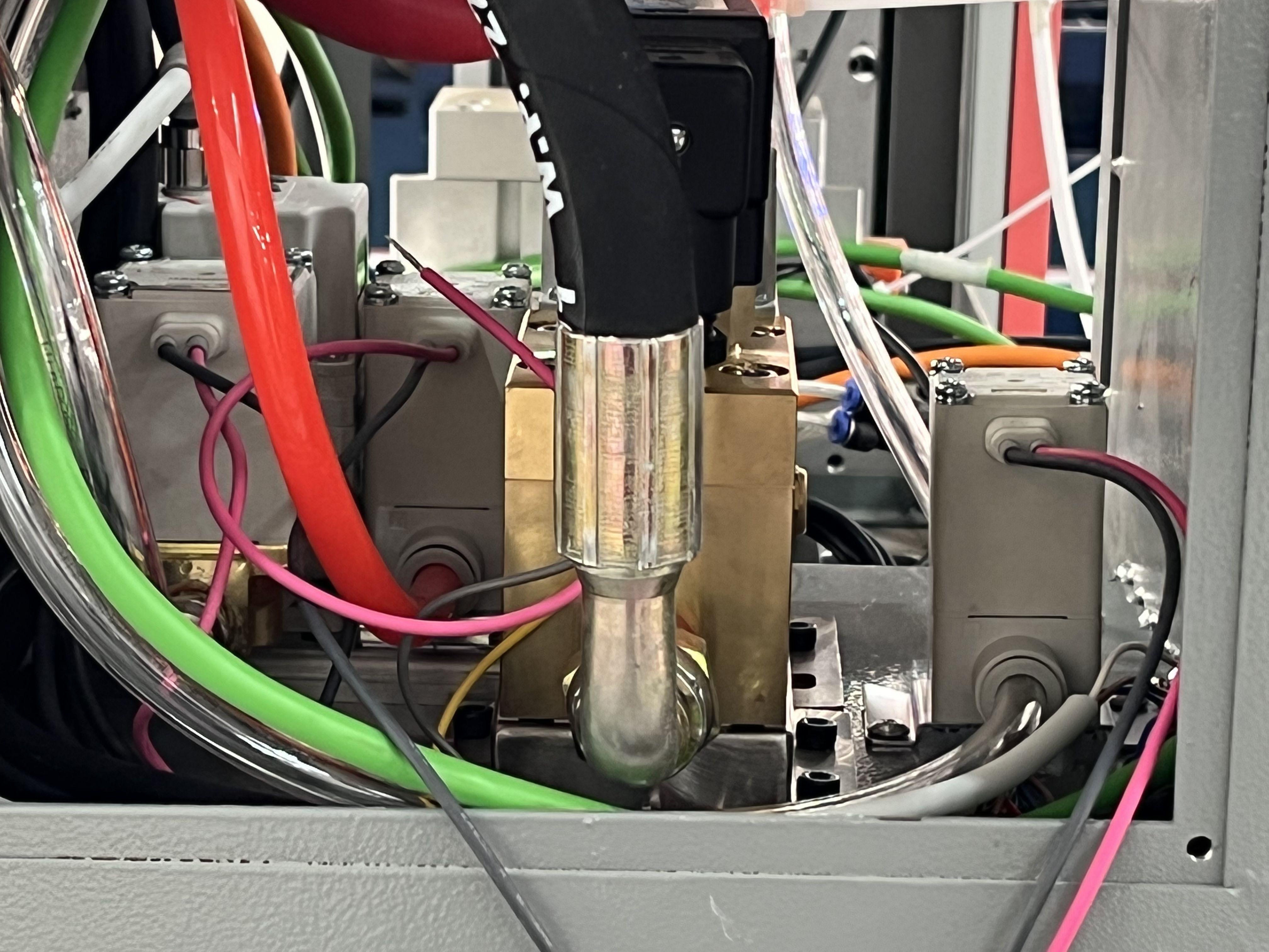 産業製造プロセスのための自動供給システムと CNC 制御が付 - Industrial Laser Systems のレビューと価格